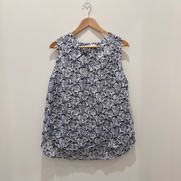 Xirena Isabel Floral Print Vneck Sleeveless Blouse blue white 
Size M - Picture 1 of 10